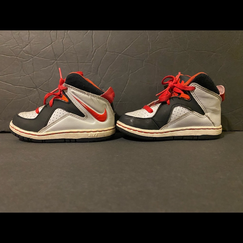 Nike court invader size 8c